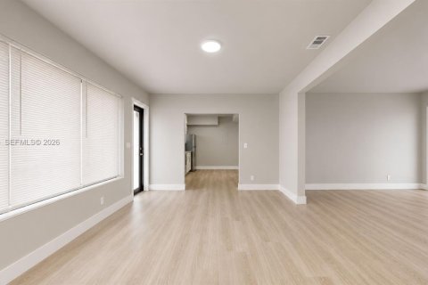 House in Hialeah, Florida 2 bedrooms, 92.9 sq.m. № 2083106 - photo 13