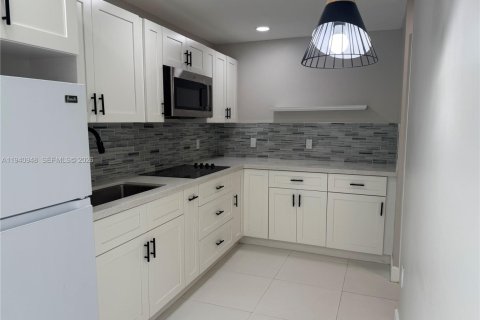 House in Miami, Florida 6 bedrooms, 227.52 sq.m. № 1998842 - photo 23