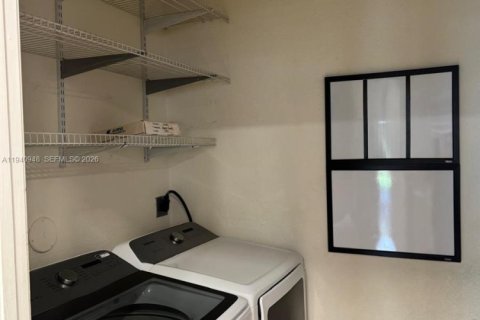 House in Miami, Florida 6 bedrooms, 227.52 sq.m. № 1998842 - photo 27