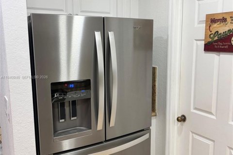 House in Miami, Florida 6 bedrooms, 227.52 sq.m. № 1998842 - photo 26