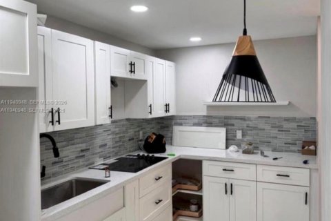 Villa ou maison à vendre à Miami, Floride: 5 chambres, 227.52 m2 № 1998842 - photo 16