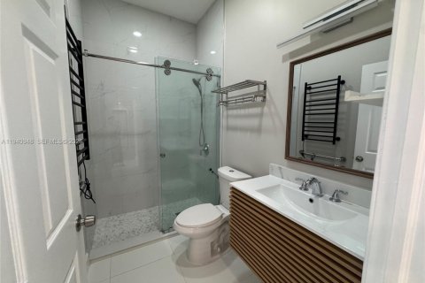 House in Miami, Florida 6 bedrooms, 227.52 sq.m. № 1998842 - photo 24