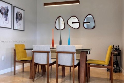 Villa ou maison à vendre à Miami, Floride: 5 chambres, 227.52 m2 № 1998842 - photo 2