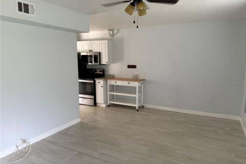House in Saint Petersburg, Florida 2 bedrooms, 82.22 sq.m. № 1916118 - photo 4