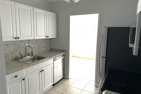 House in Saint Petersburg, Florida 2 bedrooms, 82.22 sq.m. № 1916118 - photo 6