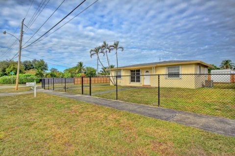 House in West Park, Florida 4 bedrooms, 127.55 sq.m. № 1997740 - photo 2