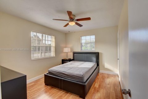 House in West Park, Florida 4 bedrooms, 127.55 sq.m. № 1997740 - photo 14