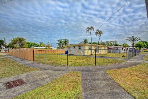 House in West Park, Florida 4 bedrooms, 127.55 sq.m. № 1997740 - photo 3