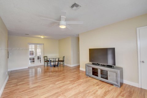 House in West Park, Florida 4 bedrooms, 127.55 sq.m. № 1997740 - photo 4