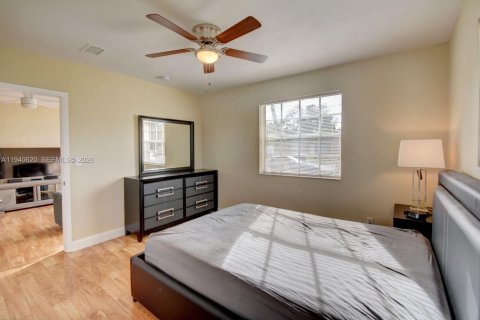 House in West Park, Florida 4 bedrooms, 127.55 sq.m. № 1997740 - photo 13