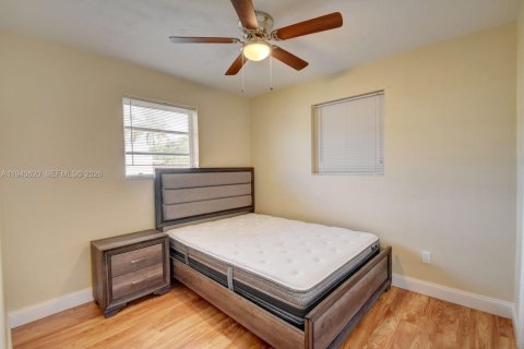 House in West Park, Florida 4 bedrooms, 127.55 sq.m. № 1997740 - photo 15