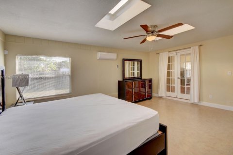 House in West Park, Florida 4 bedrooms, 127.55 sq.m. № 1997740 - photo 11