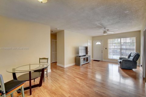 House in West Park, Florida 4 bedrooms, 127.55 sq.m. № 1997740 - photo 5