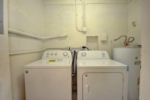 House in West Park, Florida 4 bedrooms, 127.55 sq.m. № 1997740 - photo 18