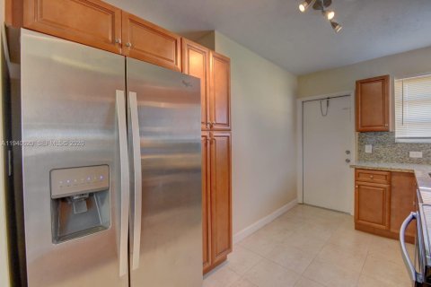 House in West Park, Florida 4 bedrooms, 127.55 sq.m. № 1997740 - photo 9