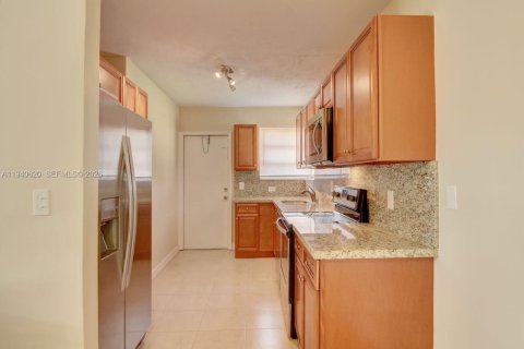 House in West Park, Florida 4 bedrooms, 127.55 sq.m. № 1997740 - photo 7