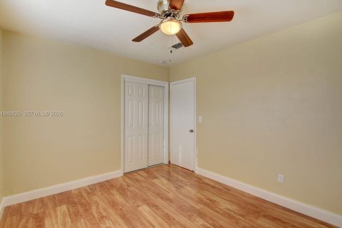 House in West Park, Florida 4 bedrooms, 127.55 sq.m. № 1997740 - photo 16