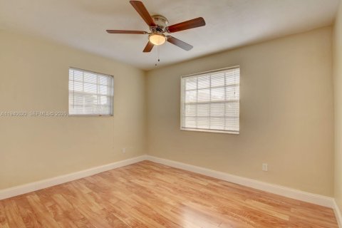 House in West Park, Florida 4 bedrooms, 127.55 sq.m. № 1997740 - photo 17