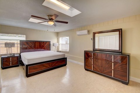 House in West Park, Florida 4 bedrooms, 127.55 sq.m. № 1997740 - photo 10