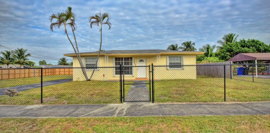 House in West Park, Florida 4 bedrooms, 127.55 sq.m. № 1997740