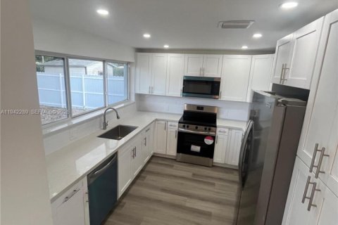 Villa ou maison à vendre à Miami Gardens, Floride: 3 chambres, 69.68 m2 № 1999347 - photo 9