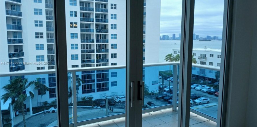 Condominio en North Bay Village, Florida, 2 dormitorios № 1937111