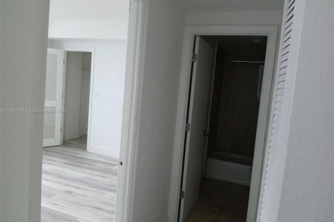 Купить кондоминиум в Норт-Бей-Виллидж, Флорида 2 спальни, 98.94м2, № 1937111 - фото 5