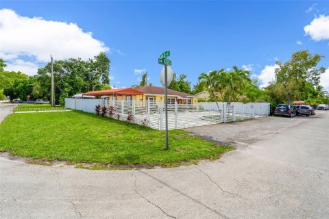 House in Miami, Florida 3 bedrooms, 126.07 sq.m. № 1839438 - photo 26