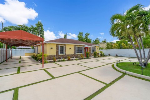 House in Miami, Florida 3 bedrooms, 126.07 sq.m. № 1839438 - photo 2