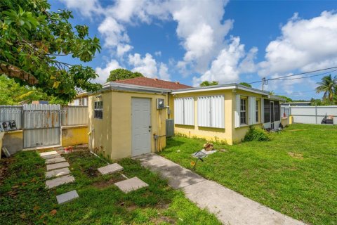 House in Miami, Florida 3 bedrooms, 126.07 sq.m. № 1839438 - photo 22