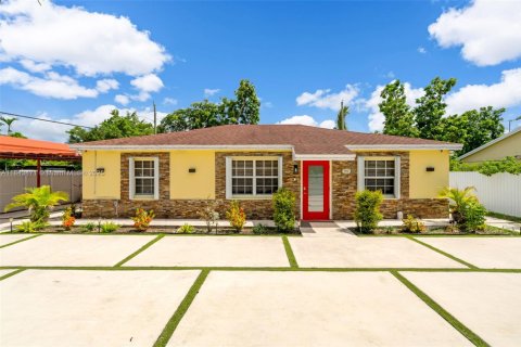 House in Miami, Florida 3 bedrooms, 126.07 sq.m. № 1839438 - photo 1