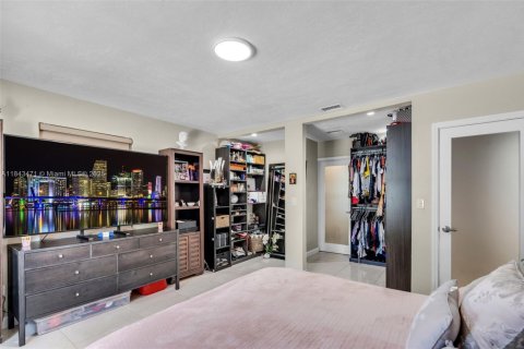 House in Miami, Florida 3 bedrooms, 126.07 sq.m. № 1839438 - photo 13