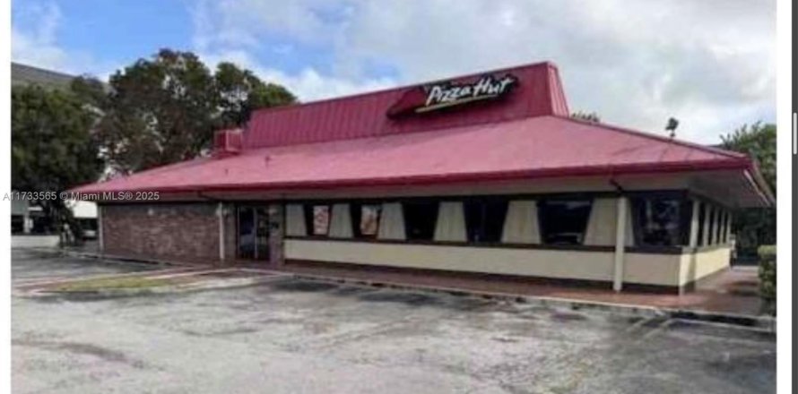 Commercial property in Virginia Gardens, Florida № 1936906