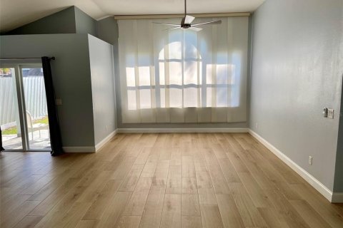 Casa en alquiler en Tampa, Florida, 3 dormitorios, 136.75 m2 № 1915710 - foto 3
