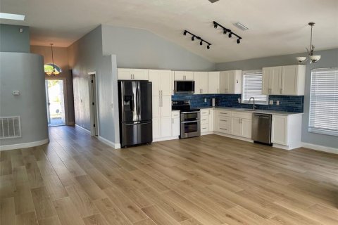 Casa en alquiler en Tampa, Florida, 3 dormitorios, 136.75 m2 № 1915710 - foto 2