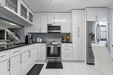 Townhouse in Coral Springs, Florida 3 bedrooms, 120.77 sq.m. № 1823930 - photo 11