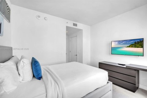 Condo in Hollywood, Florida, 2 bedrooms  № 2005062 - photo 18