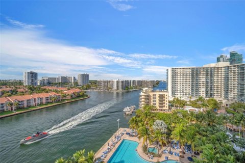Condo in Hollywood, Florida, 2 bedrooms  № 2005062 - photo 28