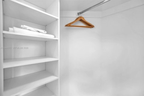 Condo in Hollywood, Florida, 2 bedrooms  № 2005062 - photo 19