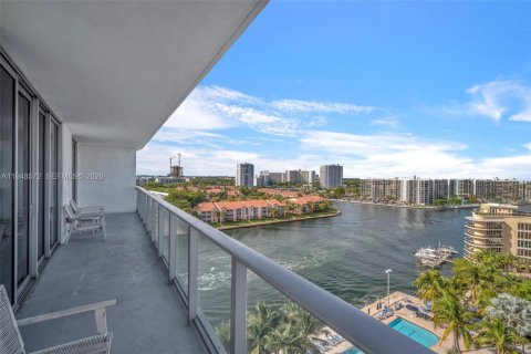 Condo in Hollywood, Florida, 2 bedrooms  № 2005062 - photo 29
