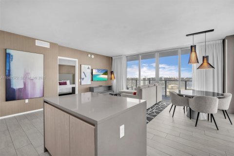 Condo in Hollywood, Florida, 2 bedrooms  № 2005062 - photo 11