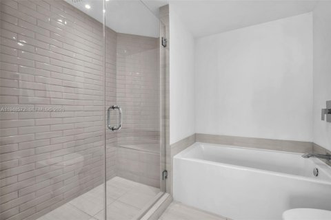 Condo in Hollywood, Florida, 2 bedrooms  № 2005062 - photo 26