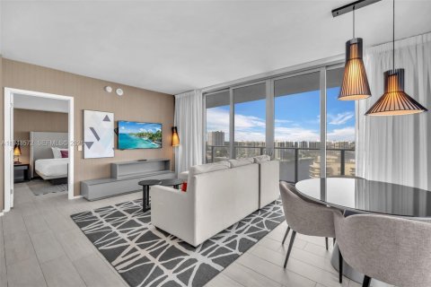 Condo in Hollywood, Florida, 2 bedrooms  № 2005062 - photo 15