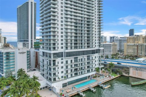 Condo in Hollywood, Florida, 2 bedrooms  № 2005062 - photo 3