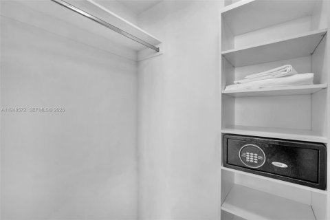 Condo in Hollywood, Florida, 2 bedrooms  № 2005062 - photo 22