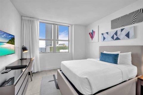 Condo in Hollywood, Florida, 2 bedrooms  № 2005062 - photo 17