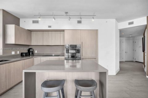 Condo in Hollywood, Florida, 2 bedrooms  № 2005062 - photo 13