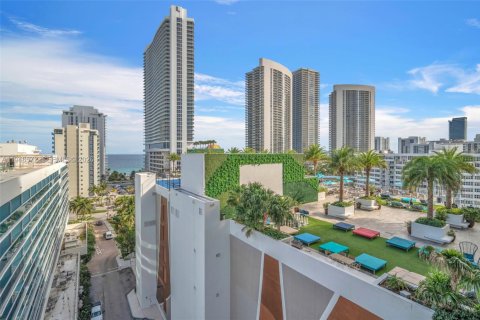 Condo in Hollywood, Florida, 2 bedrooms  № 2005062 - photo 30