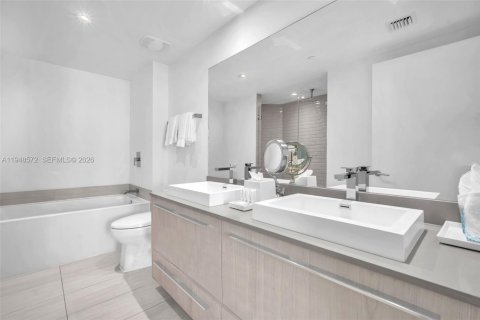 Condo in Hollywood, Florida, 2 bedrooms  № 2005062 - photo 25