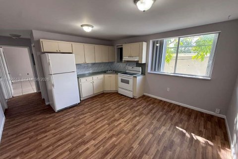 Condominio en alquiler en Miami, Florida, 2 dormitorios, 66.61 m2 № 2010410 - foto 5